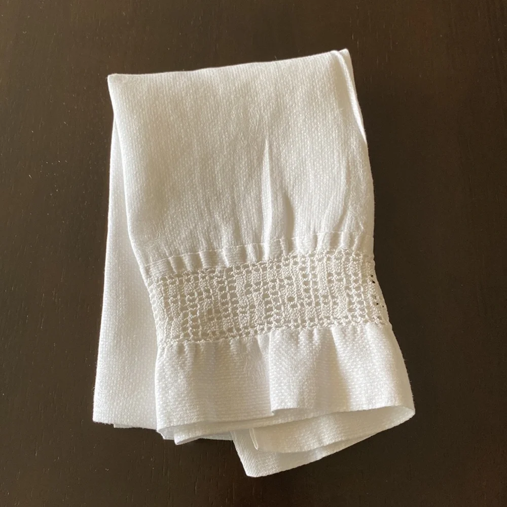 Beautiful Vintage Creamy White Crocheted Ruffled Edge Towel!